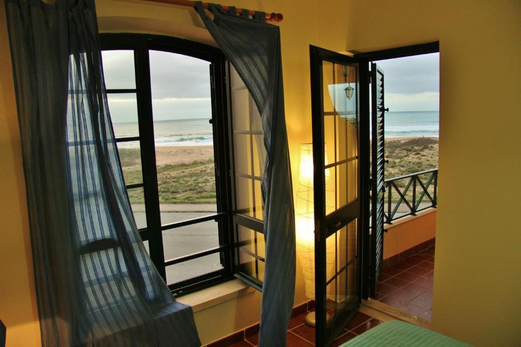 Supertubos Beach Hostel Atouguia Da Baleia Eksteriør bilde